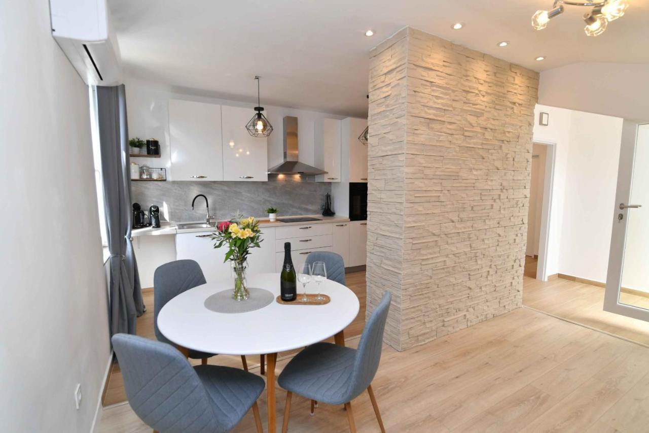 Apartman Leona Lovran Bagian luar foto