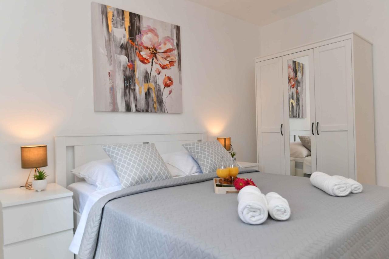 Apartman Leona Lovran Bagian luar foto